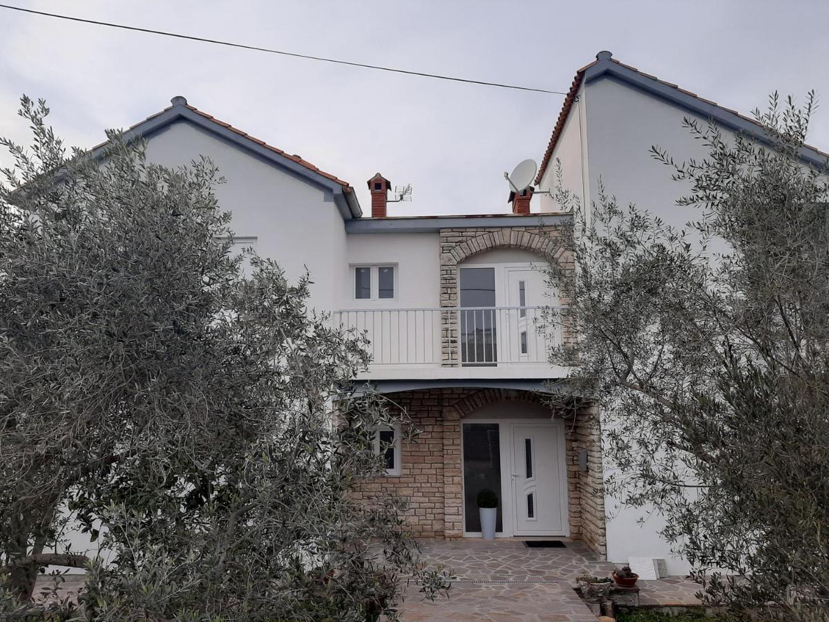 Family House Rebeka Daire Ugljan Dış mekan fotoğraf
