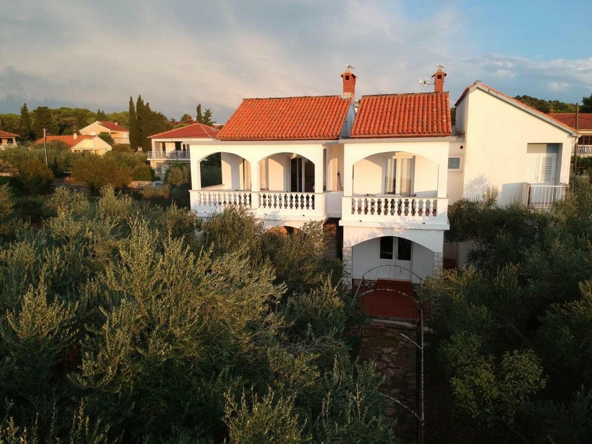 Family House Rebeka Daire Ugljan Dış mekan fotoğraf